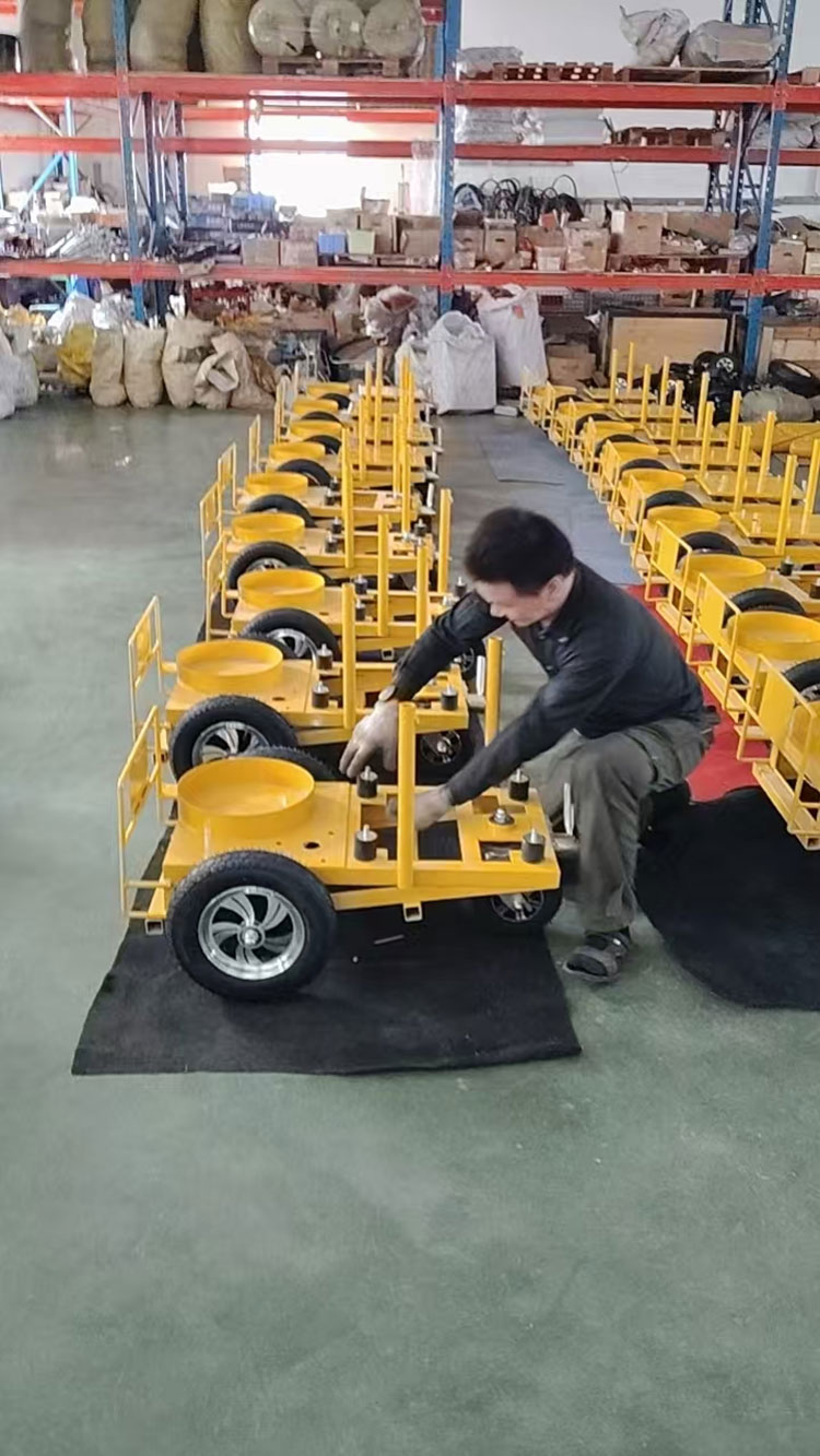 Cold Paint Road Marking Machine in Kazakistan, evidenziando l'eccellenza di produzione su misura