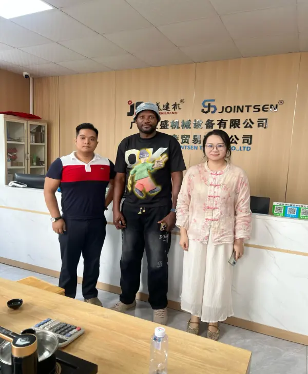 Clienti nigeriani visitano la Cina di persona, JOINTSEN ottiene un importante ordine di costipatori